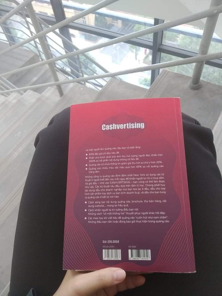 Cực kì tâm đắc với Cashvertising. Sách hay như này xứng đáng được nhiều ng` biết đến hơn!!!

Sách tập trung khai thác tâm lí con người (17 nguyên tắc nên tảng của tâm lý học tiêu dùng) từ đó đưa ra các bí quyết (công thức) để sản xuất ra những nội dung quảng cáo khiến khách hàng không thể bỏ qua, từ đó tăng tỉ lệ chuyển đổi để bán được hàng. Như tên sách nói "BÁN BẤT CỨ THỨ GÌ CHO BẤT CỨ AI".

Để làm ra một camp lớn hay thậm chí chỉ một bài viết nho nhỏ, nếu muốn tương tác tốt và chạm đến đối tượng mục tiêu thì mình phải biết họ đang nghĩ gì, cảm thấy gì và sẽ hành động như thế nào sau khi đọc những gì mình viết. Vậy nên mình rất thích tìm hiểu về hành vi KH dưới góc độ tâm lý. Bạn nào cũng quan tâm chủ đề này có thể đọc thêm cuốn Phi lý trí; Marketing Vô Thức.