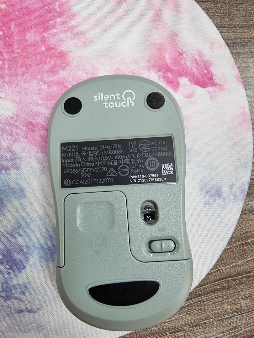 chuột nhỏ xinh, cầm vừa tay vs bạn gái. màu nhẹ nhàng. giao hàng lâu.