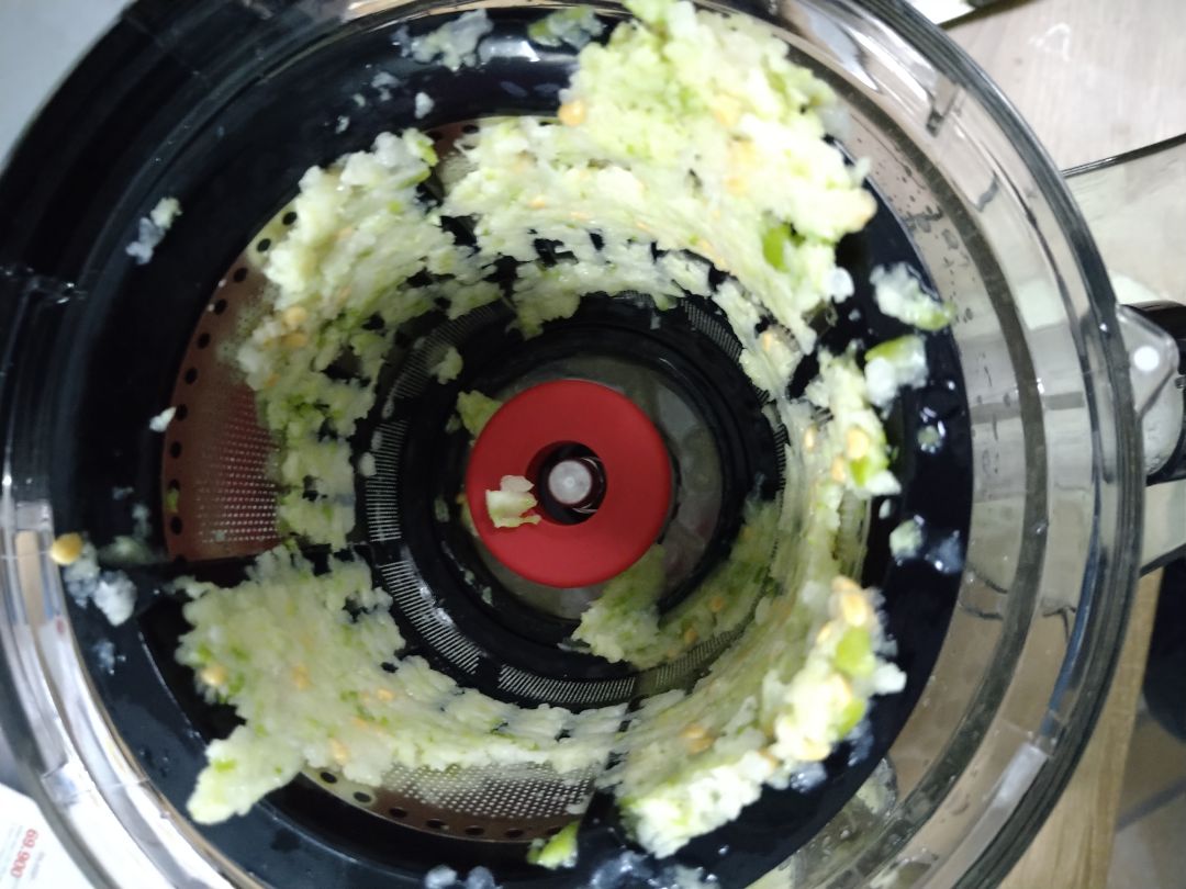 Ưu điểm: máy chạy êm.
Nhược điểm: Vắt không ráo nước, vệ sinh chổ thảy chất bả khó khăn, thực phẩm còn trong lòng xoay. 
Không hài lòng sản phẩm