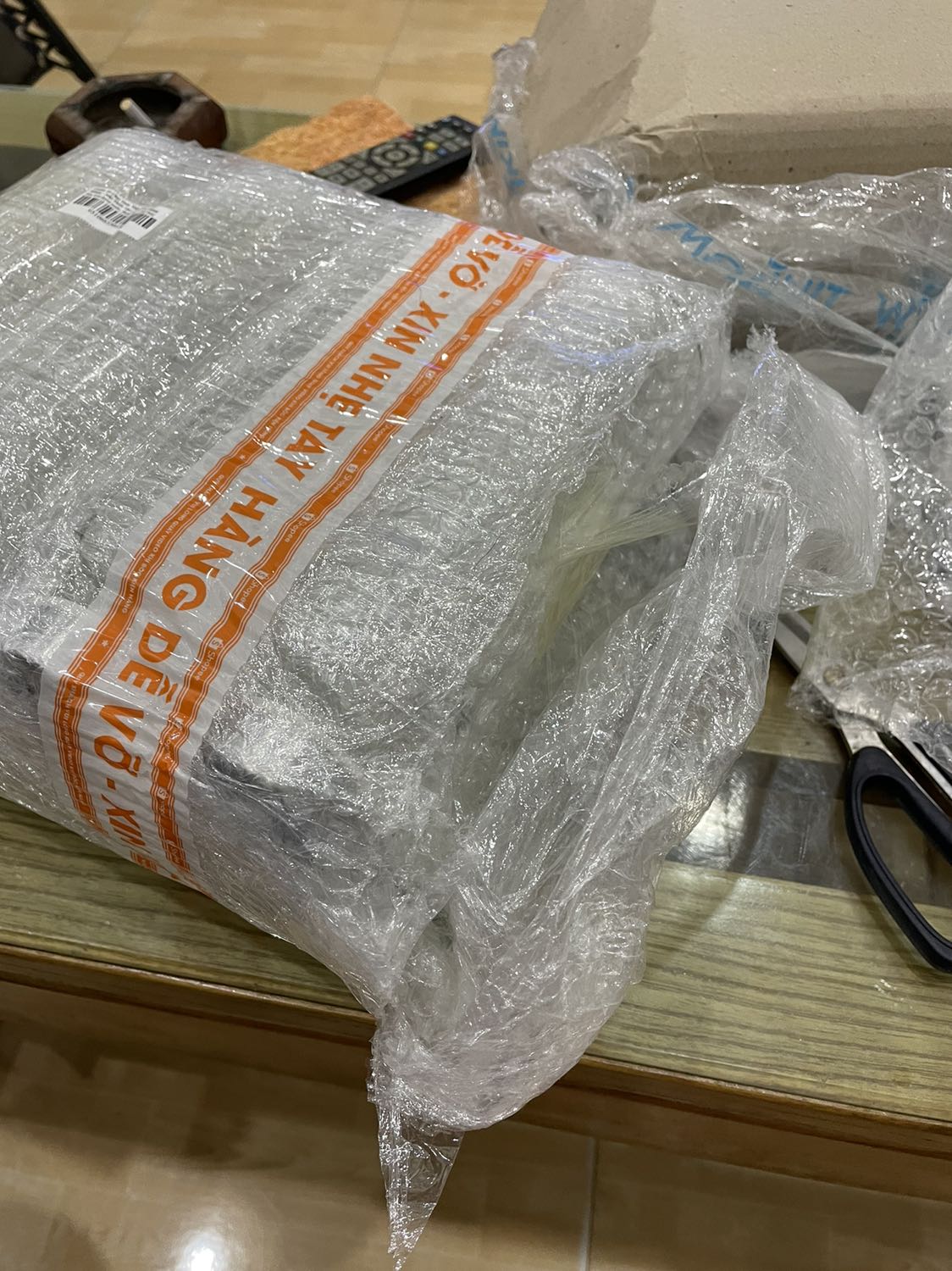 Hàng đóng gói cẩn thận. Tuy nhiên là hàng lỗi. Nhưng giá rẻ, mình sử dụng trong nhà nên ok, good. Kích thước gần bằng chai nước suối 500ml nhé mn