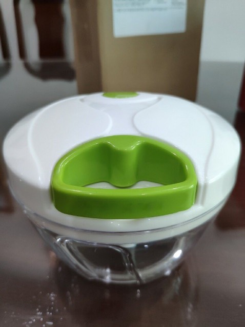 Nhỏ gọn, dễ tháo lắp rửa. Rất tiện lợi, dao nhỏ nhưng bén lắm, dây chun kéo chắc tay ko bị rít. Kéo 3-4 lần là nhuyễn liền, nhựa cứng cáp chắc chắn