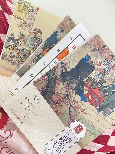 Sách dày đẹp được tặng bản đồ đóng gói cũng kĩ nhưng không hiểu sao  vẫn dính dơ 1 tí nhưng nhìn chung khá ok