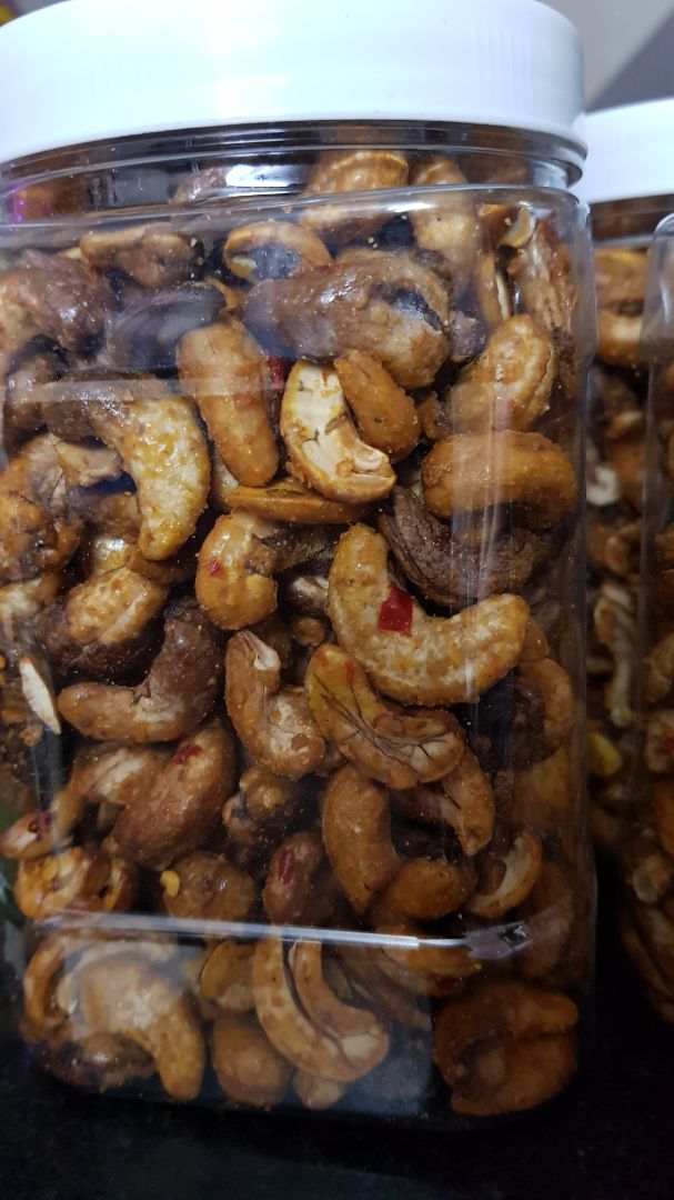 Mình chỉ muốn đánh 4.5 sao thôi, mà ko có 4.5 sao :). Giao hàng nhanh, đóng gói ok, bạn shipper tìm đường giỏi.Hàng mới, vị ok, ăn đc, khá ngon. Mình ko thích là màu đen đen, cho mình cảm giác quá lửa và khét. May là ăn thử hạt đen thì ko có vị khét. Nhưng màu đen này cho mình cảm giác ko an toàn. Hi vọng nhà sx xem lại điểm này.