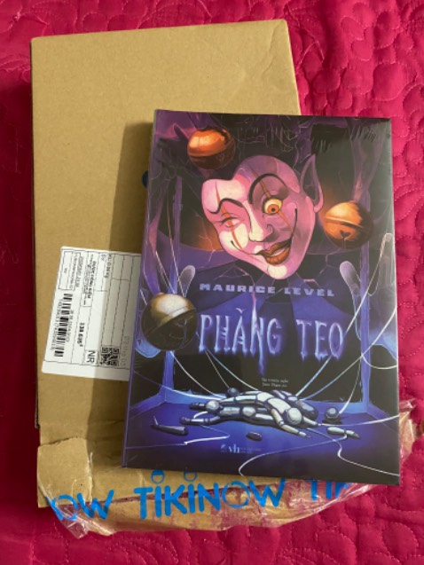 Đã nhận hàng, đóng gói cẩn thận, sách đẹp lạ, nd nghe đồn hay nhưng phải đọc mới biết được.
Khoe nhẹ với bà kon là trúng quân rô, hên quá!