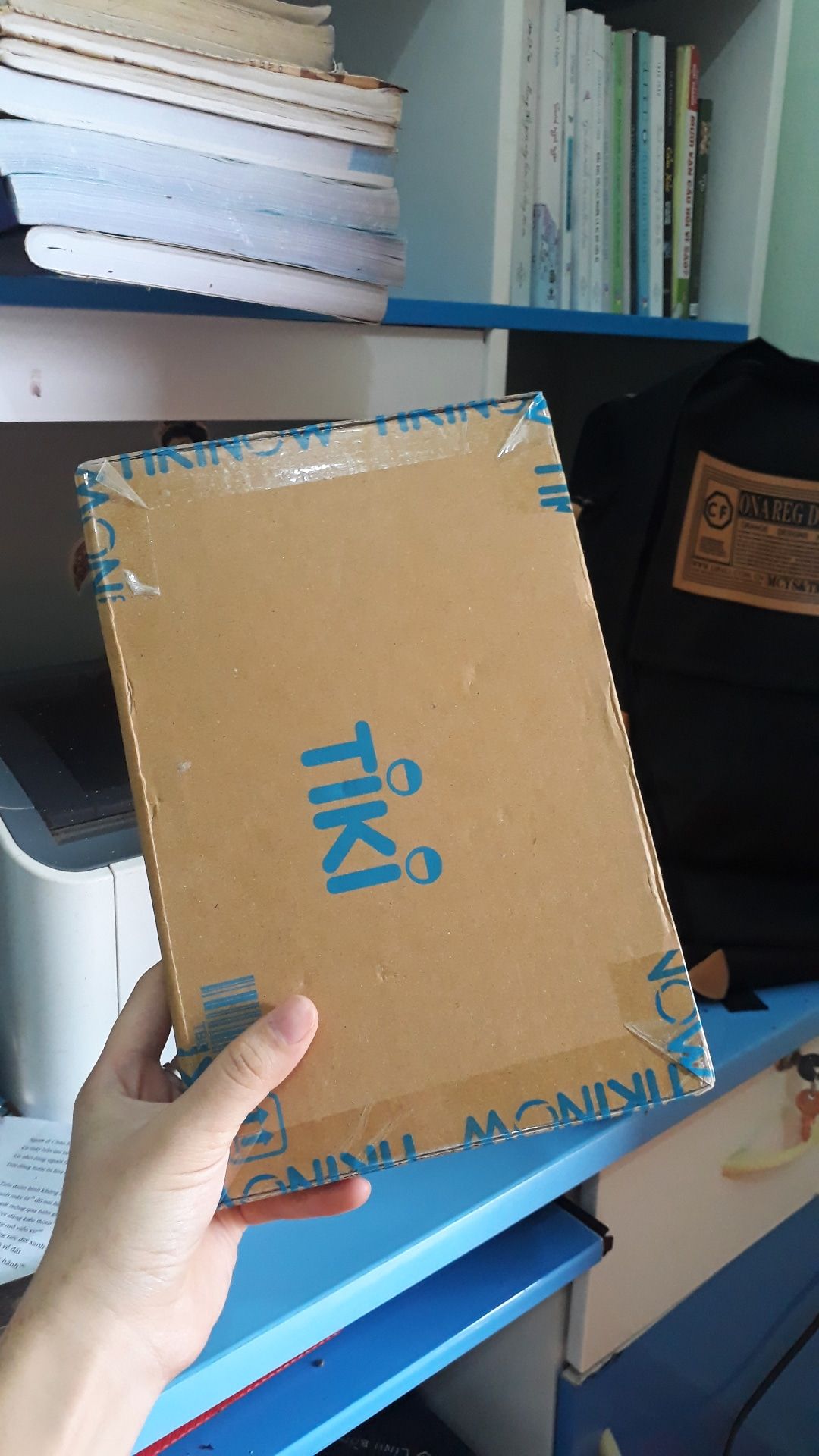 vừa đặt hqua sáng hsau đã thấy shipper gọi lấy đồ. Theo như cá nhân mình khi nhận được hàng hộp gói và bọc sách ở ngoài khá chắc chắn, sách mới nguyên, shipper thân thiện. Mình cực kì ưng và tâm đắc 2 cuốn sách này!?‍♀️