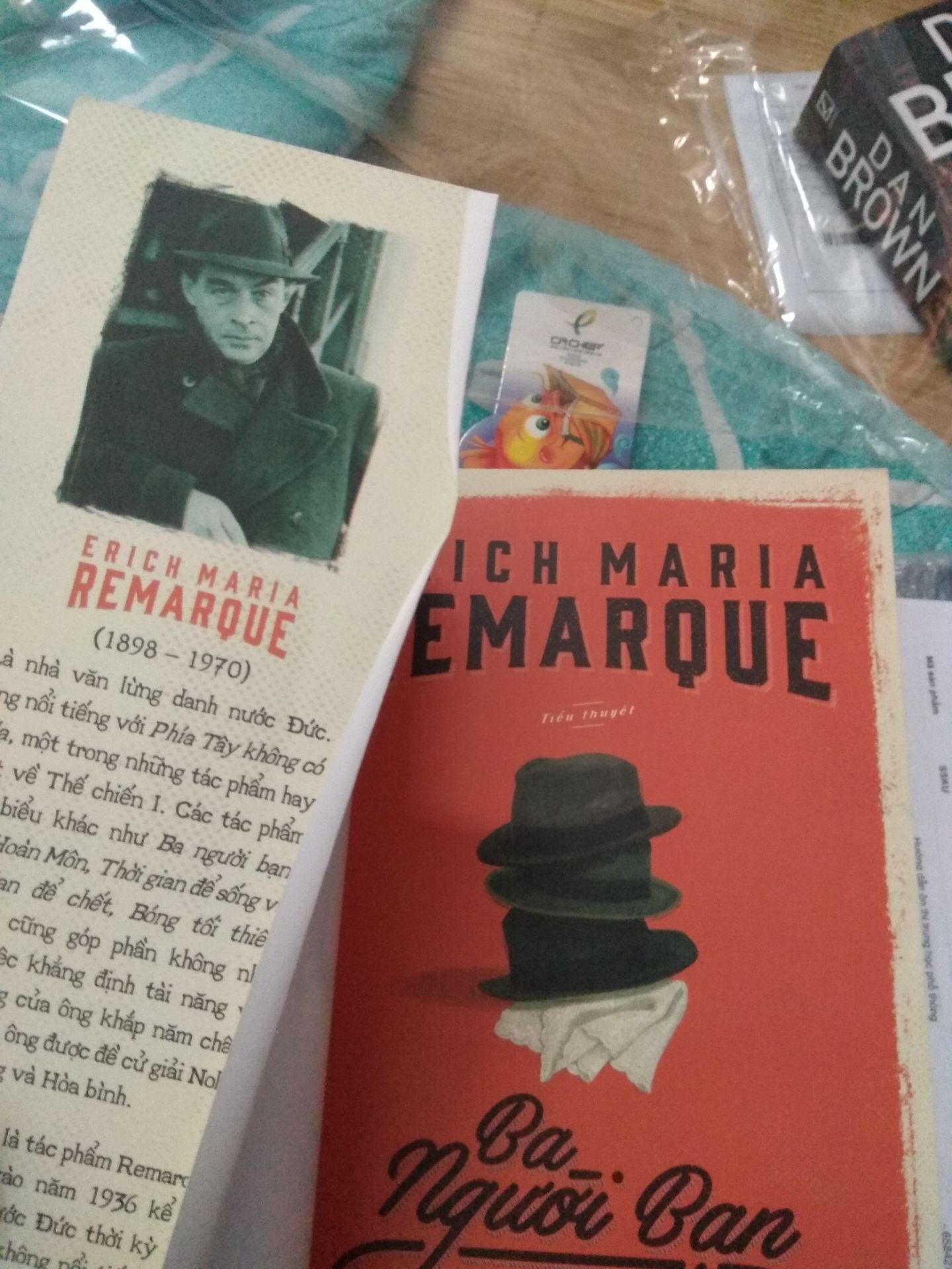 bên ngoài nhìn thì rất đẹp nhưng vừa mới mở ra đã thấy tình trạng như vậy, tuy chỉ là bìa áo thôi nhưng nhìn rất khó chịu