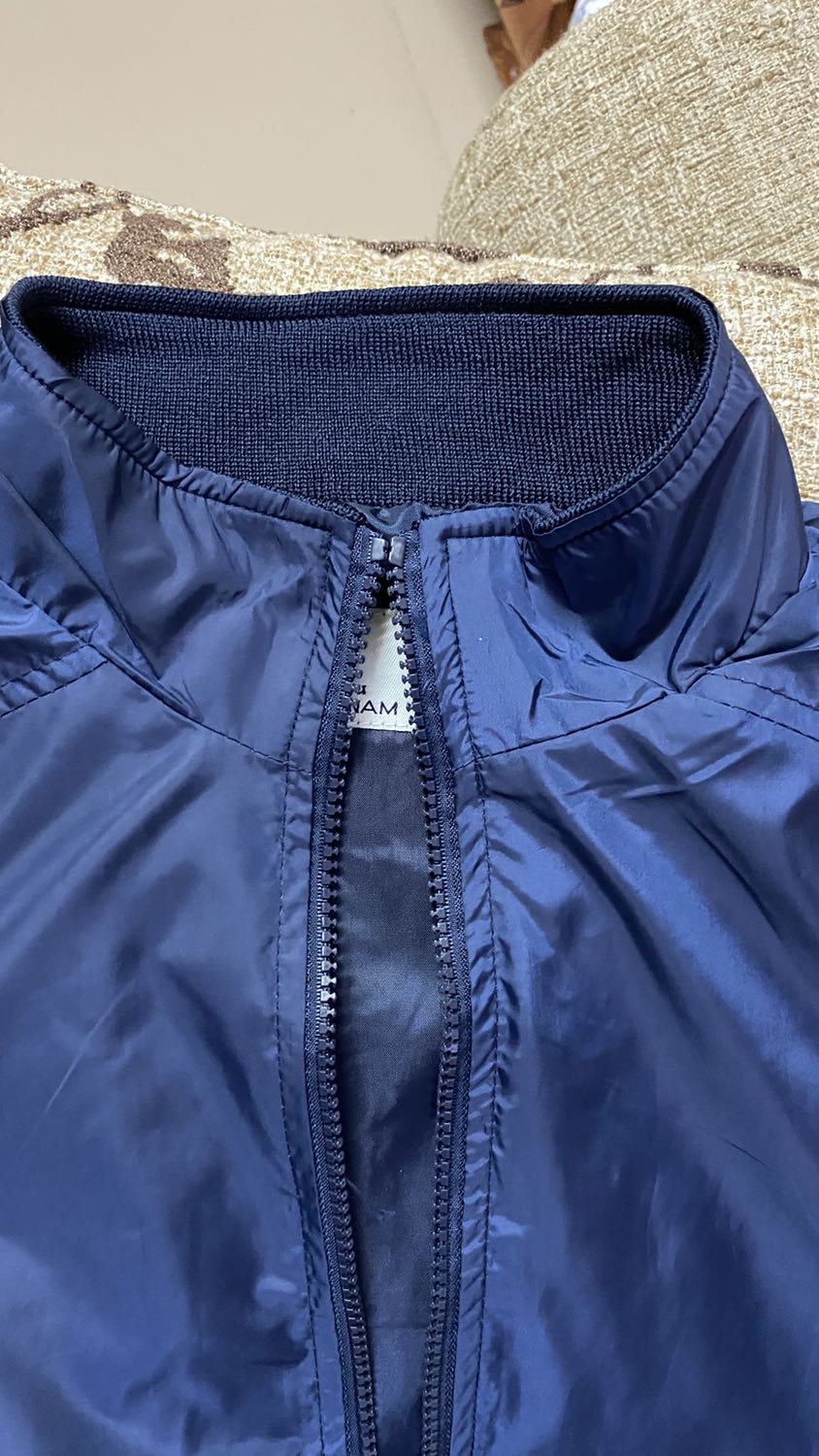 Ảnh quảng áo là áo Bomber, nhưng lúc nhận áo lại là áo kiểu khác. Cổ áo khác hoàn toàn. Rất khó chịu với kiểu bán hàng không uy tín như này. Yêu cầu đổi đúng hàng hoặc hoàn trả lại tiền