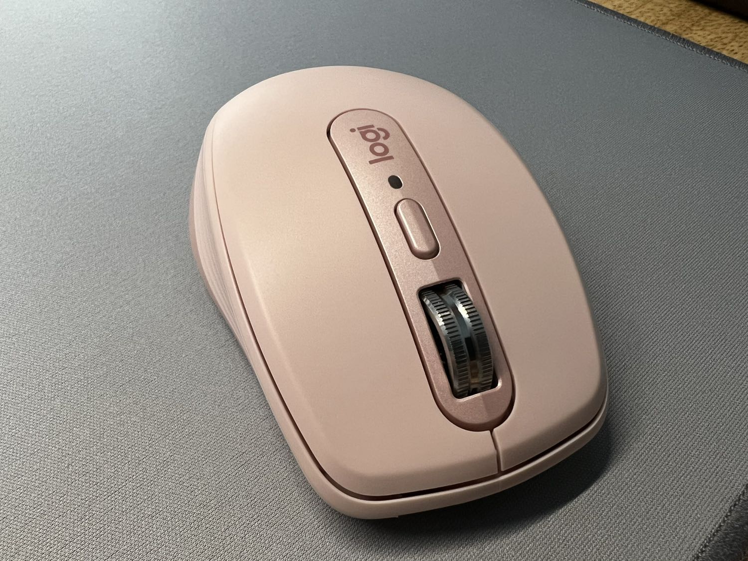 Hàng chuẩn, chính hãng, giá mềm hơn những màu khác nên mua luôn. Mua thay em 2s nên cũng không có gì bỡ ngỡ, cảm giác cầm nắm vẫn quen thuộc, nhẹ hơn 2s một chút, kết nối vẫn đơn giản, nhanh chóng (Bluetooth và reciever), mới mua nên chưa thể đánh giá nhiều hơn.
Tiki đóng gói cẩn thận, giao nhanh.