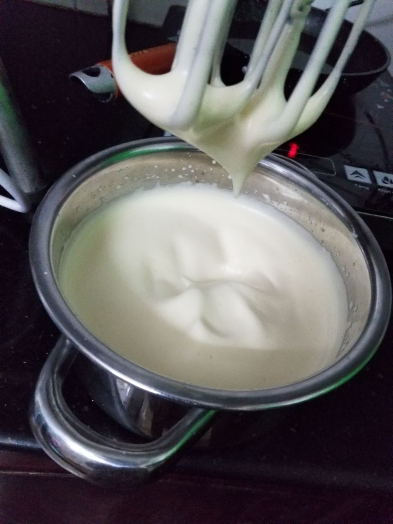 Tốt hơn hẳn mấy loại 3,4 trăm ngàn rất nhiều lần.
Máy bằng kim loại nên hơi nặng, cầm rất chắc tay, lúc chạy không bị rung lắc gì.
Tếng máy chạy lớn hơn máy sấy tóc một chút.
Thử đánh trứng khoảng 7 phút đã được như hình.