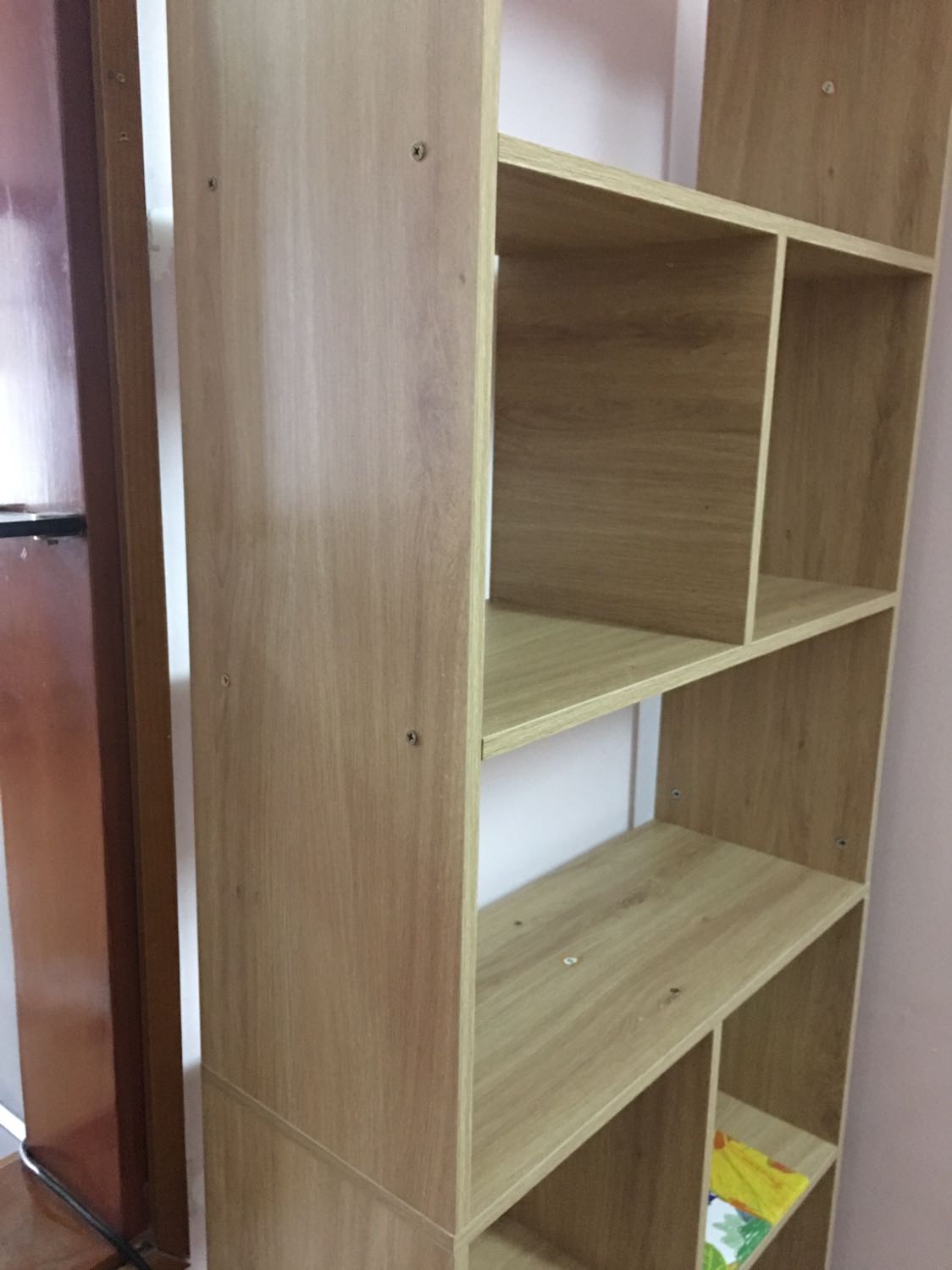 Tủ đẹp hơn mình nghĩ, cảm giác đáng tiền. Các bạn ở shop phản hồi nhanh ngay cả tối muộn, hướng dẫn nhiệt tình rồi hôm sau còn hỏi thăm lại xem mình lắp được chưa nữa. 
Các thanh gỗ có vẻ cứng cáp nên chắc để sách không bị võng xuống như mấy tủ khác. Còn mấy tấm ốp lưng nữa nhưng mình đang chưa đóng vào tủ được. 
Tự lắp thì hơi đau tay vì tua vít được cho khá bé, nếu được mọi người đeo găng tay hoặc dùng tua vít cứng cáp một chút thì sẽ đỡ hơn. Lúc lắp đọc kĩ hướng dẫn với từng phụ kiện đi kèm thì lắp cũng khá đơn giản. Chú ý sự khác biệt của hai mặt gỗ để đỡ lắp nhầm nữa. Chắc khó hiểu nhất là cái vít cam, mọi người hỏi luôn shop hoặc tìm ở youtube cho chắc. 
Hôm qua mình lắp được một nửa thì làm hỏng đầu vít, đêm muộn rồi nên đành đi ngủ trong sự bứt rứt. Sáng dậy sớm chưa ai mở cửa bán tua vít nên đành đi mượn bộ phận kĩ thuật của toà nhà. Lắp xong mới thấy vui vẻ hân hoan đi làm.
Nói chung là mình ưng cái tủ này, nếu có dịp sẽ mua thêm hàng của shop.