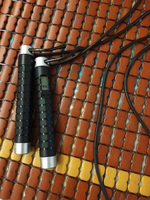 Dây nhẹ, chắc chắn, có thể điều chỉnh độ dài tùy ý. Dùng rất tốt. Bộ đếm ko đúng lắm, ko có hướng dẫn sử dụng đi kèm và cũng ko có bảo hiểm hay pin thay thế nếu như bị hỏng