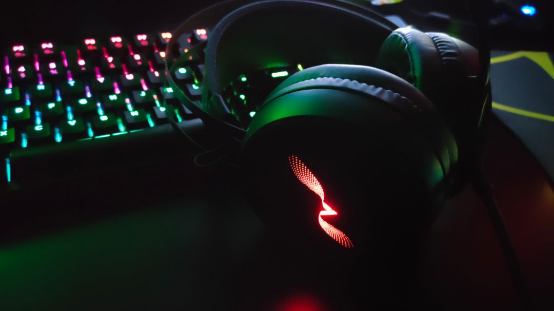 Shop giao hàng nhanh,  đóng gói kĩ. Hàng đeo êm tai không bị đau khi đeo lâu, dùng nghe nhạc hay chơi game âm thanh nghe cũng tạm được, không hay như mình mong đợi.