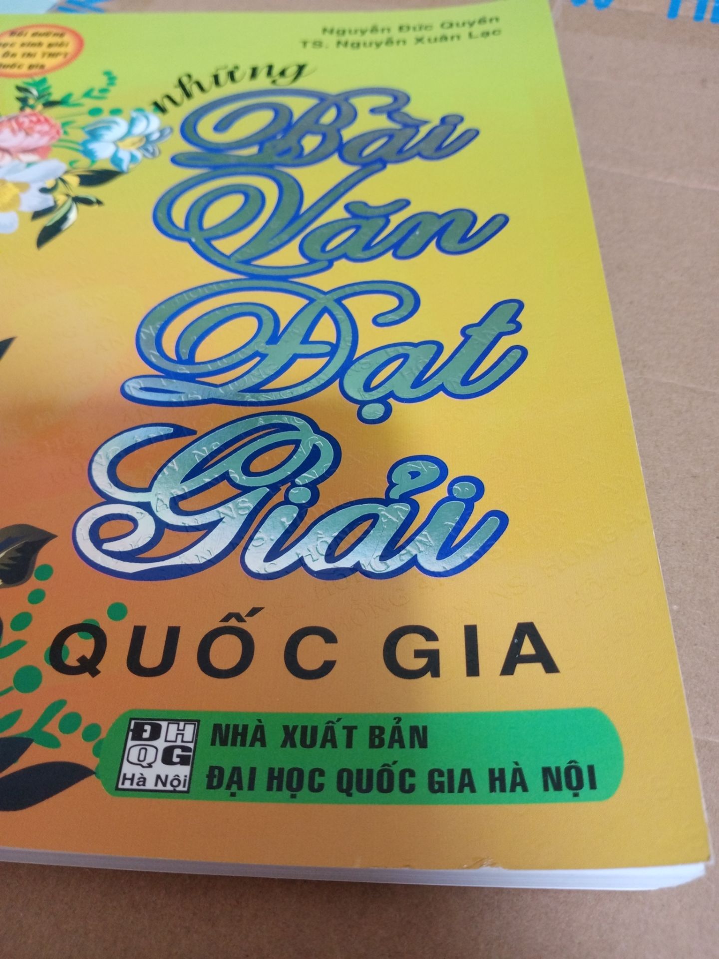 hơi buồn vì sách ko đc bọc lớp túi bóng bên ngoài nên vài chỗ hơi cong xước xíu, bên trong sách in rất đẹp và ổn nha, giao hàng nhanh