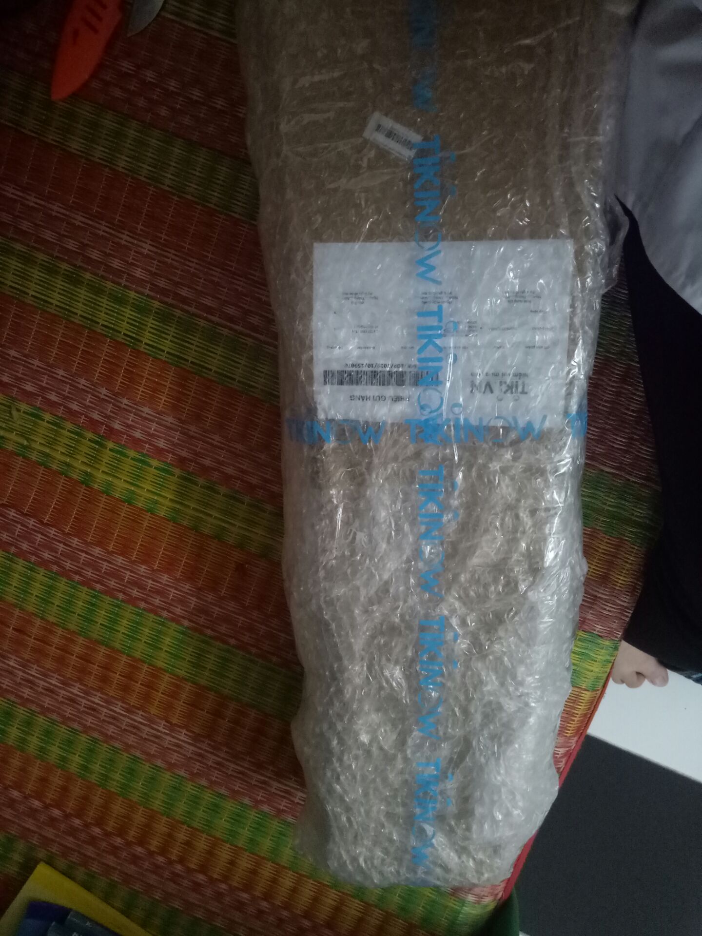 vừa mới nhận hàng lúc nãy, đàn rất đẹp, âm thanh vang nhưng tiếc cái phía đầu đàn có 1 vết xướt nhỏ nhưng k sao,Tiki gói hàng rất cẩn thận  mua có 2 món mà ngồi mở cả buổi ? mà k hiểu sao mình lại k nhận được hóa đơn nhỉ?