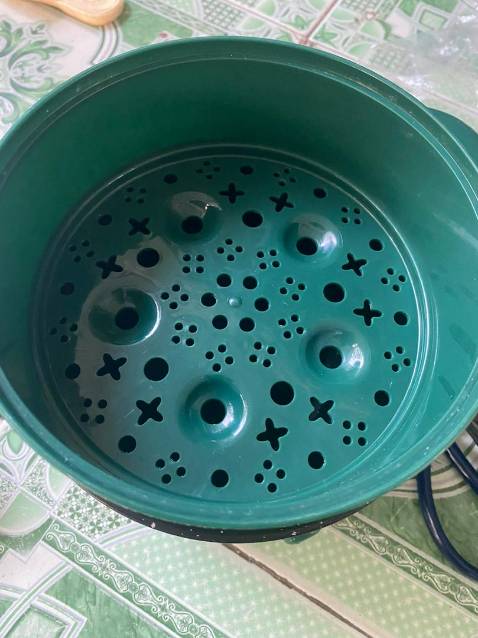 Hàng chuẩn cứng cáp rất đáng tiền. Sản phẩm màu xanh giống trên hình khá đẹp mình thấy lớp sơn khá tốt không biết sử dụng được lâu dài không. Nồi nấu khá nhanh cắm một lúc là sôi mỗi tội chui điện 3 chấu hơi bất tiện. Shop gia hàng nhanh, tư vấn nhiệt tình.