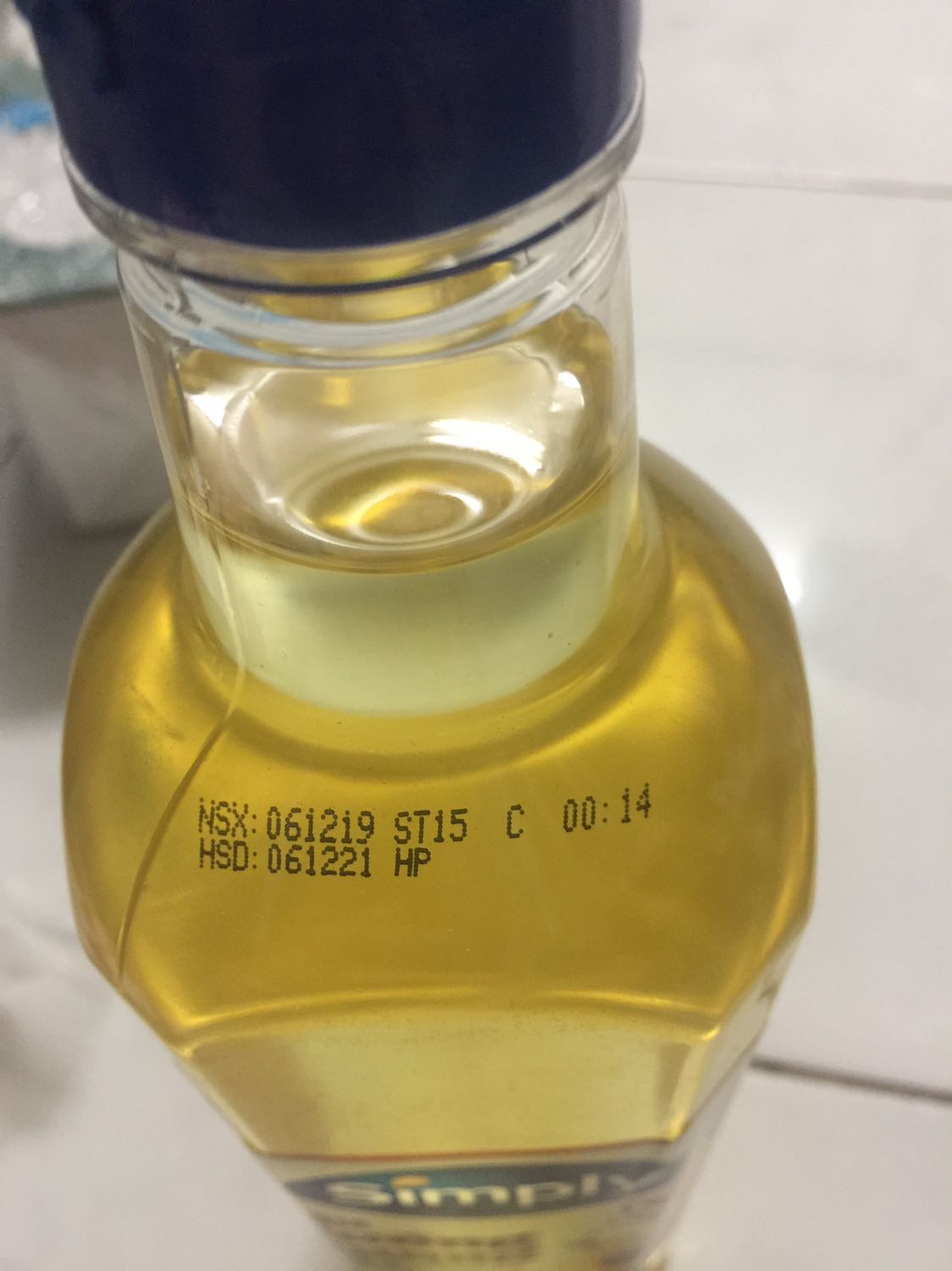 Giao nhanh, hạn còn xa. Dùng tốt sức khoẻ, bữa dùng dầu hạt cải nhưng kiếm không thấy trên Tiki nên đành chuyển sang hướng dương. 
Nhưng hình như chai này từng được dán keo với sản phẩm nào khác nên tháo nilon ra xong còn dấu keo tùm lum. ?