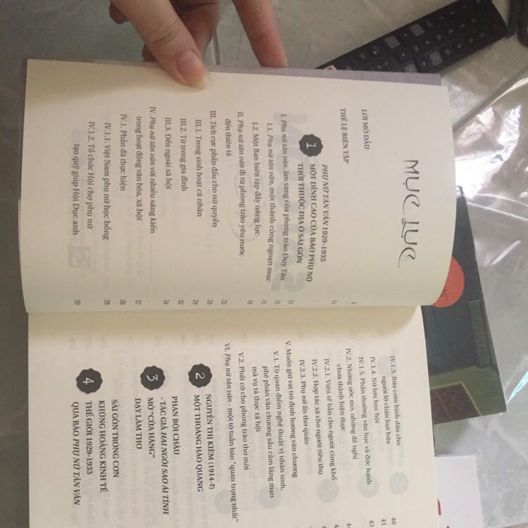 Mình thích đọc về Sài Gòn nên tìm mua cuốn sách này. Nội dung sách chủ yếu xoay quanh những câu chuyện về các nhân vật nổi tiếng ở Sài Gòn lúc đó.