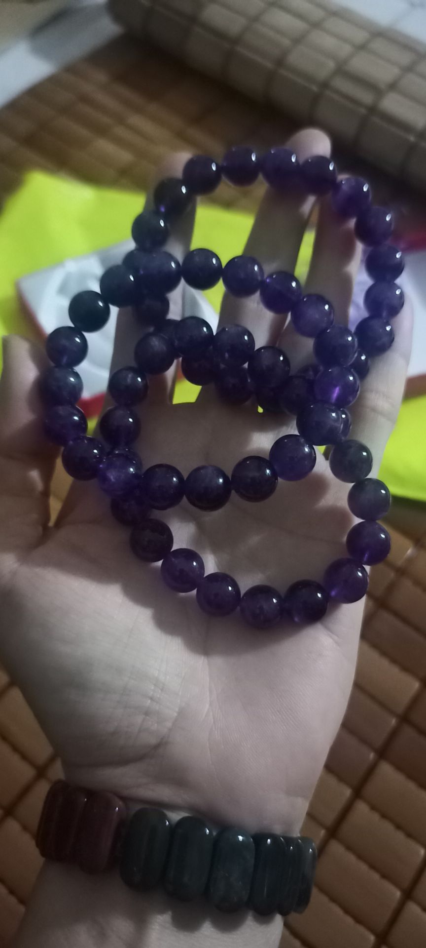 Cảm ơn shop vòng tay quá đẹp, ở ngoài màu tím cực kì đẹp, đúng chuẩn đá thạch anh tím , giá rẻ, sẽ tiếp tục ủng hộ shop.