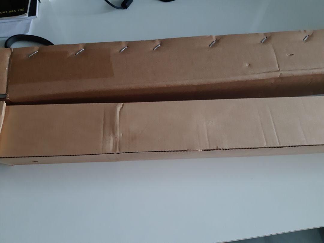 Mới đặt hàng hôm trước, hôm sau đã giao. Rất nhanh, hộp vận chuyển nên có lẽ vì thế mà bị hơi móp một tý nhưng không sao, chân kệ khá là chắc chắn. Có điều, phần kéo ra để cái điện thoại hơi bị cứng( vừa mới bị kẹp tay xong, nếu không cẩn thận). Còn lại thì rất okie. Dù bị mấy điểm trừ trên nhưng vẫn rất đáng nếu so với giá này là ổn rồi.