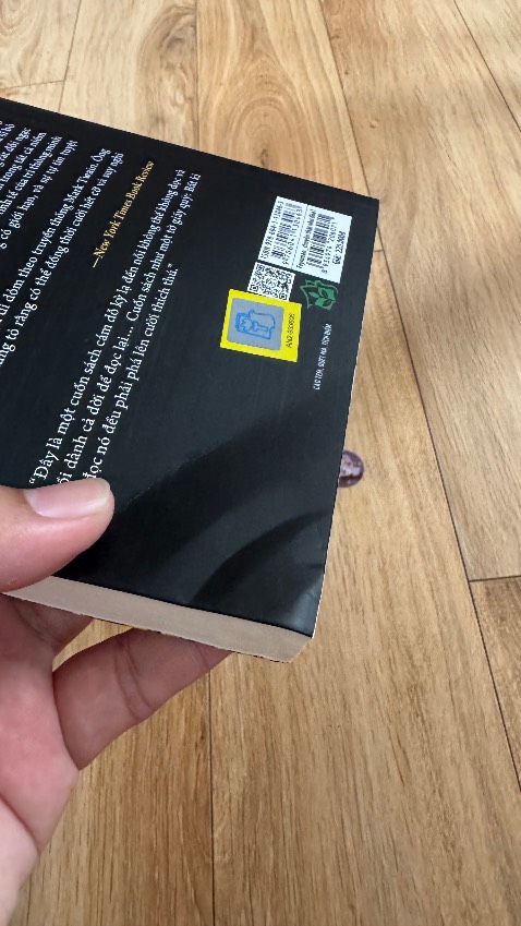 Bị móp góc, giao hàng không cẩn thận. Làm mất hết giá trị cuốn sách.