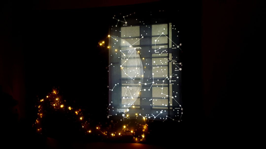 Ưng lắm nhé
vô tình phòng mk có chiếc cửa sổ lên khá hợp với tranh này?