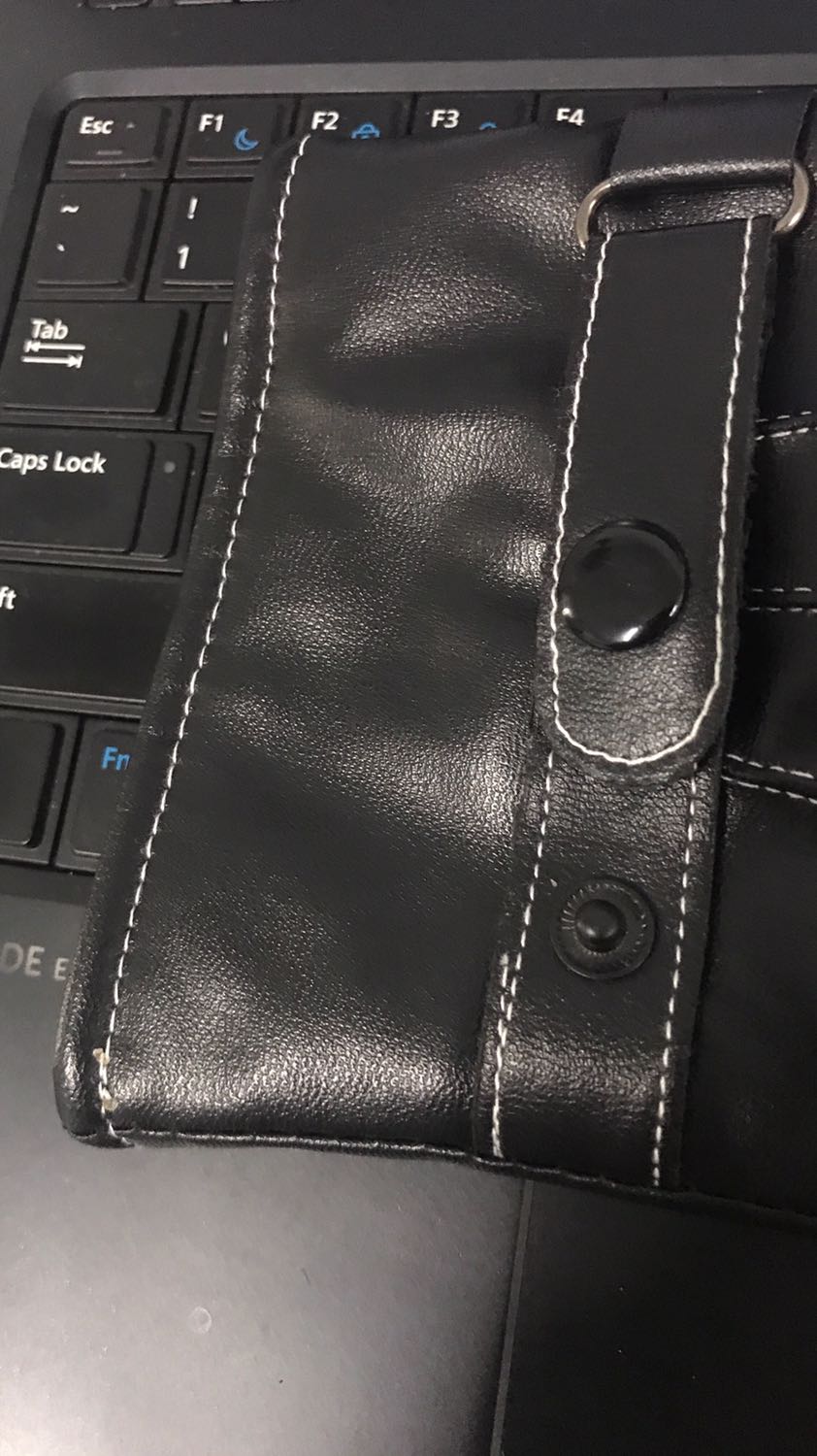 Găng tay da mềm mại. Bên trong có lớp nỉ đeo thích ghê các bạn ạ. Mình đoe cảo giác da có độ co giãn với lại thêm lớp nỉ nữa cảm giác rất vừa tay. Mà đeo vào điện thoại cảm ứng vuốt rần rần luôn. Như không đeo găng tay vậy. Sản phẩm chất lượng. Cảm ơn shop.