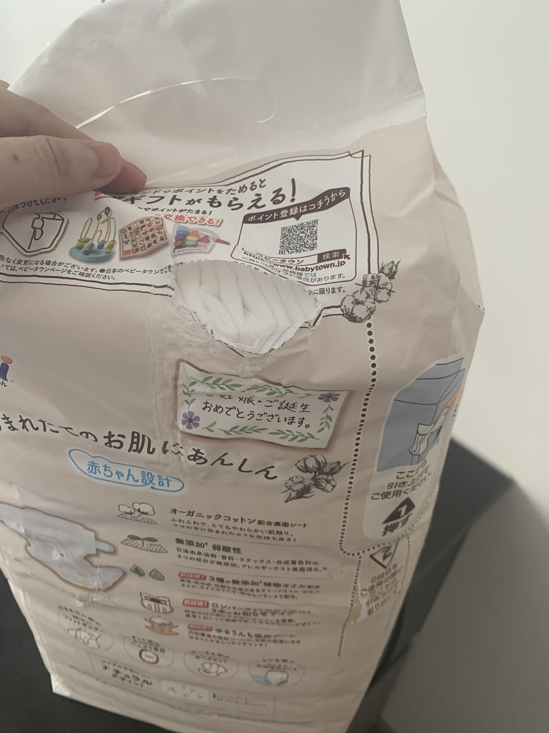 Hàng cao tiền mà gói hàng vận chuyển tệ, nhận hàng xong thấy gói hàng rách tùm lum. Đang trong dịch nên khi nhận hàng xịt cồn ướt bọc cho an toàn, nhưng rách vậy nên xịt bị thấm vào trong. Dùng cho bé rất mất vệ sinh. Hàng cao tiền mà gói hàng vận chuyển tệ, nhận hàng xong thấy gói hàng rách tùm lum. Đang trong dịch nên khi nhận hàng xịt cồn ướt bọc cho an toàn, nhưng rách vậy nên xịt bị thấm vào trong. Dùng cho bé rất mất vệ sinh.