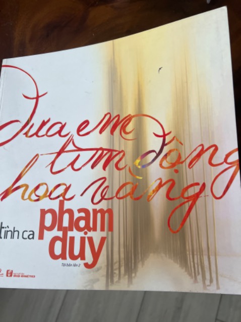 Giấy tốt- Nội dung hay - nhưng chữ in không bằng mực mầu đen nên nhìn hơi mờ!