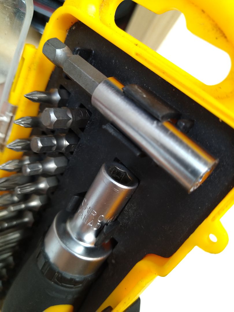 Ko mắc lắm. Tiện dụng. Thân vít hơi to với những lỗ sâu. Có xiết trái/phải. Mua bộ này với bộ vít xiaomi là đủ chơi.