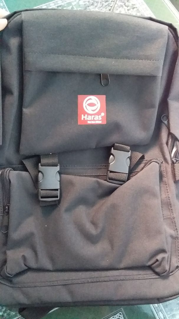 Balo được giao đúng như quảng cáo, với một ngăn chính lớn và các ngăn nhỏ để đựng các vật dụng nhỏ lẻ, ngoài ra còn có một ngăn kéo nhỏ ở mặt sau balo. Vải bền, đường may chắc chắn. Đặc biệt là lần này Tiki không giao hàng bằng hộp giấy nên tránh được tình trạng balo bị gấp ngang, chất lượng khá ổn.