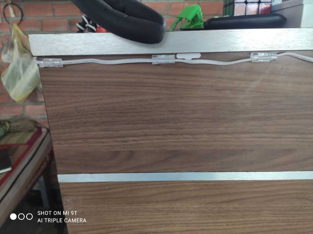 thích hợp với bàn làm việc , không cần phải có công dụng cụ hỗ trợ. Đơn giản dễ làm , các bạn nữ vẫn gắn được. Cho góc học tập và làm việc gọn gàng , sạch sẽ , có tinh thần làm việc nhiều hơn . Thân !