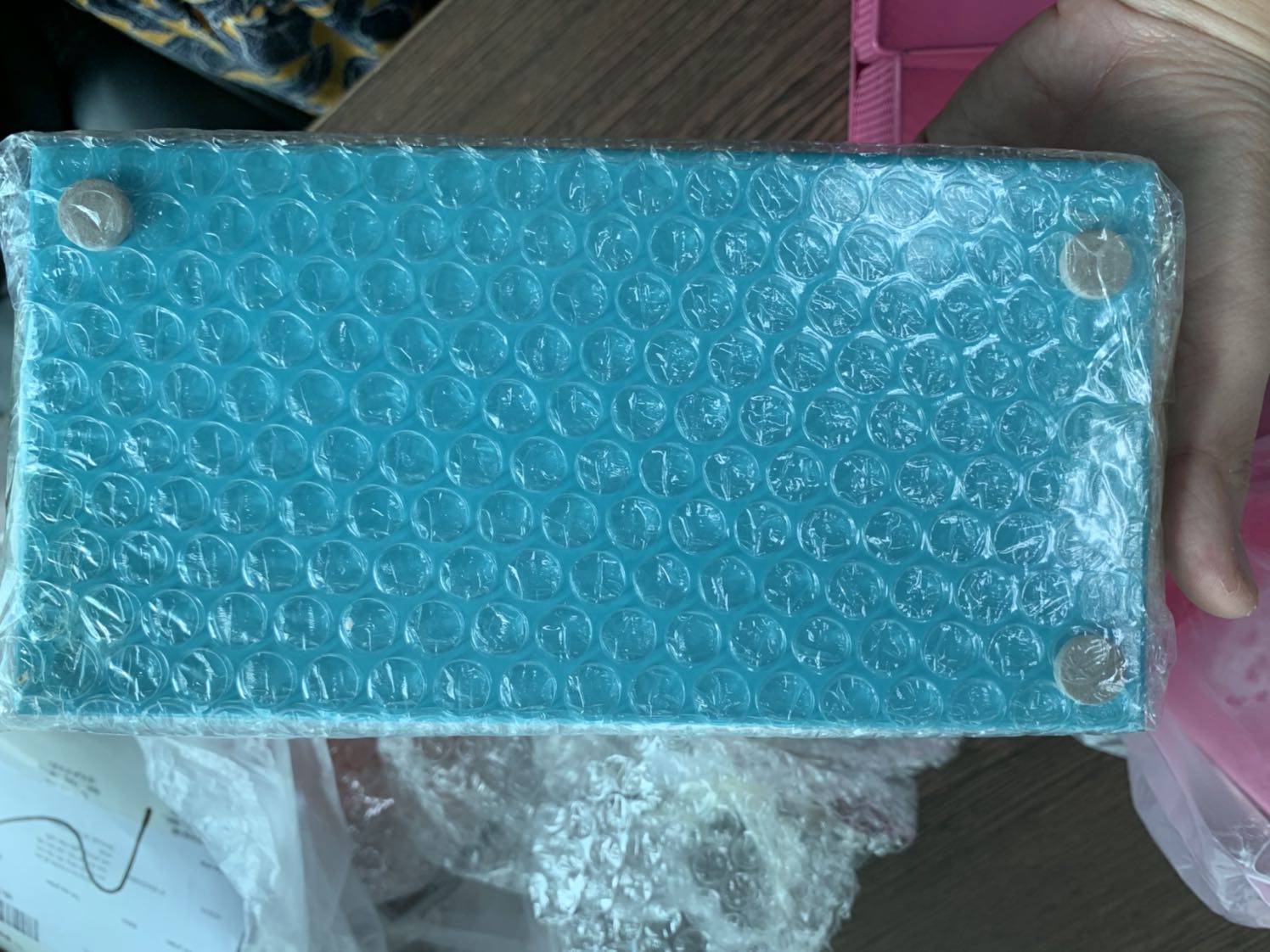 Mình đặt mua 03 cái đựng viết để bàn. 
Mở ra thì sản phẩm móp méo thế này đây. 
Sơn thì bong tróc lỡm chỡm, miếng đế phía dưới thì mất một cục.
Đề nghị Tiki sớm thu hồi sp và đổi cho mình cái mới đàng hoàng nhé.