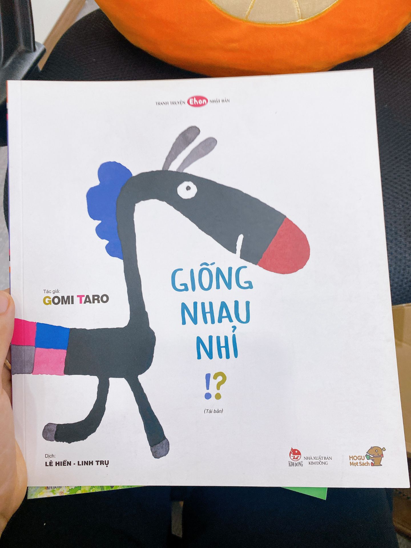 tủ sách nhà bon phải 70% của mogu. vì bạn rất thích sách bên này, đúng tâm lí các em bé, con rất thích đọc sách cùng ba mẹ. con thích sách là mẹ rất vui rồi :d