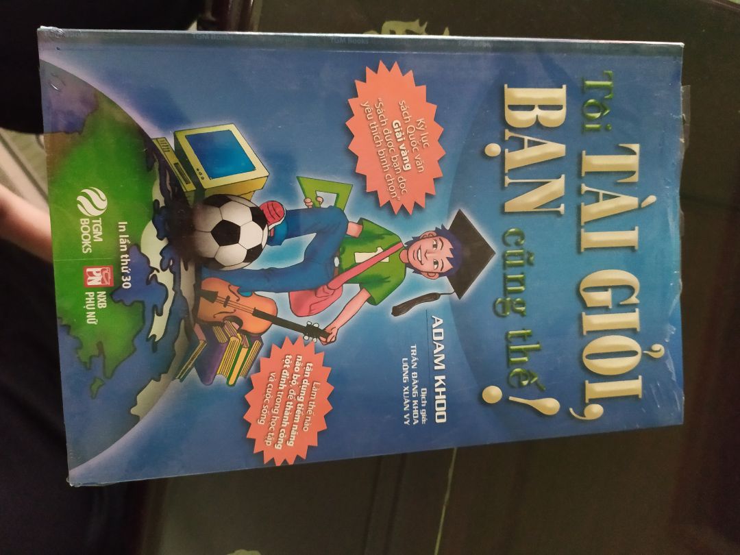 Đây là sách mình mua về tặng, nguyên seal nên không kèm theo bookcare; phần seal có bị rách nhưng không ảnh hưởng đến chất lượng của sách.
Mình có cảm giác phần in ấn trong sách lần này , nhất là về màu sắc không đẹp bằng bản mà mình đọc vài năm trước.( đây chỉ là cảm nhận cá nhân thôi)
shipper nhiệt tình dễ thương, giao hàng nhanh.