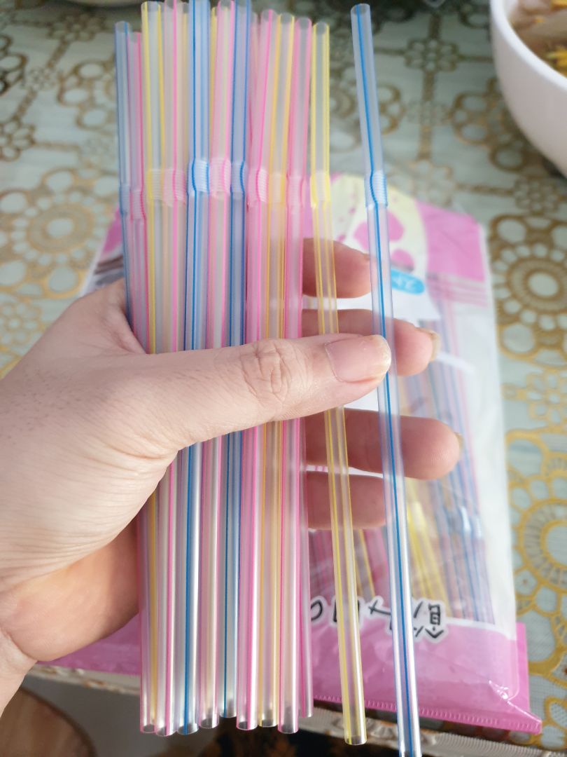 mình mua với giá 44k,  sp y như hình,  màu sắc đẹp,  có điều ngạc nhiên là ống hút rất nhỏ vòng tròn tầm hạt đậu xanh,  chiều dài gần bằng gan tay,  xem lại đúng là 18cm @@@??