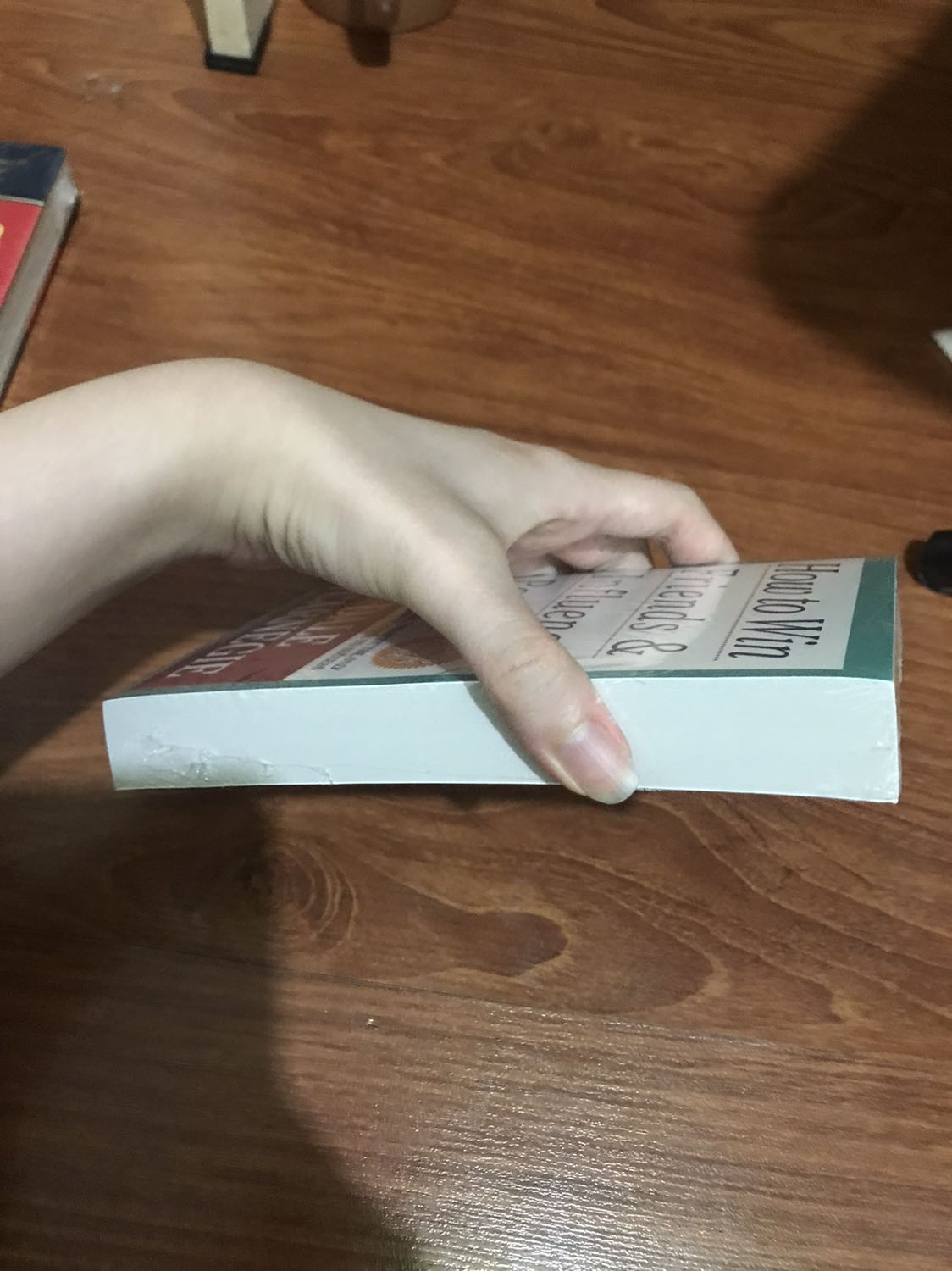 giao hàng nhanh, mới đặt hồi trưa mà chiều đã nhận đc r, đóng gói hàng đẹp, chắc chắn. Huhu sách xinh  lắm, nhỏ gọn, dễ cầm. Mình chưa đọc nên k biết nội dung sao nữa. Chung là hài lòng lắm ❤️