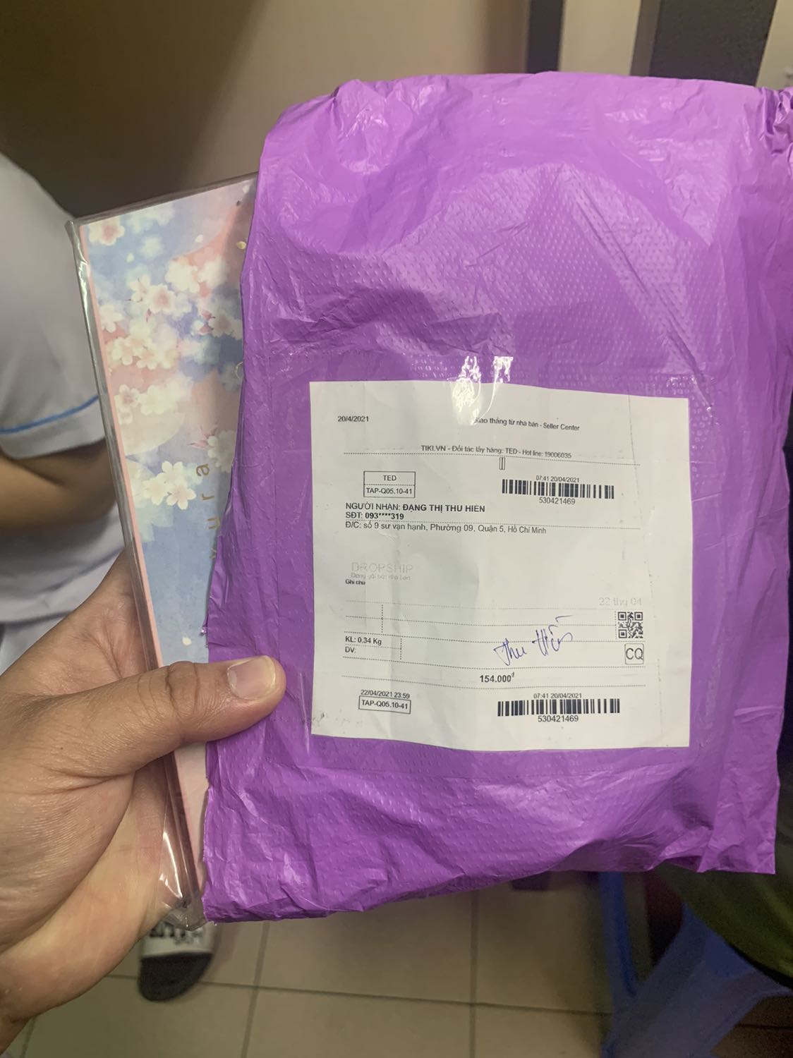 Đặt giao hai sản phẩm thu tiền 2 sản phẩm. đến khi nhận hàng thì có 1 sản phẩm. Tại sao kì vậy? Đặt giao hai sản phẩm thu tiền 2 sản phẩm. đến khi nhận hàng thì có 1 sản phẩm. Tại sao kì vậy?