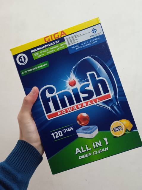 Viên rửa 3in1 thực sự tốt lắm nè
Rửa siêu sạch và tiết kiệm.
Mới đầu mình dùng nguyên viên có vẻ hơi nhiều quá nên lần sau thử chặt đôi viên rửa ra và bất ngờ vì hiệu quả đạt được giống y như nguyên viên vậy!
Nhà mình rất tin dùng viên rửa của Finish, hàng có đầy đủ tem nhãn