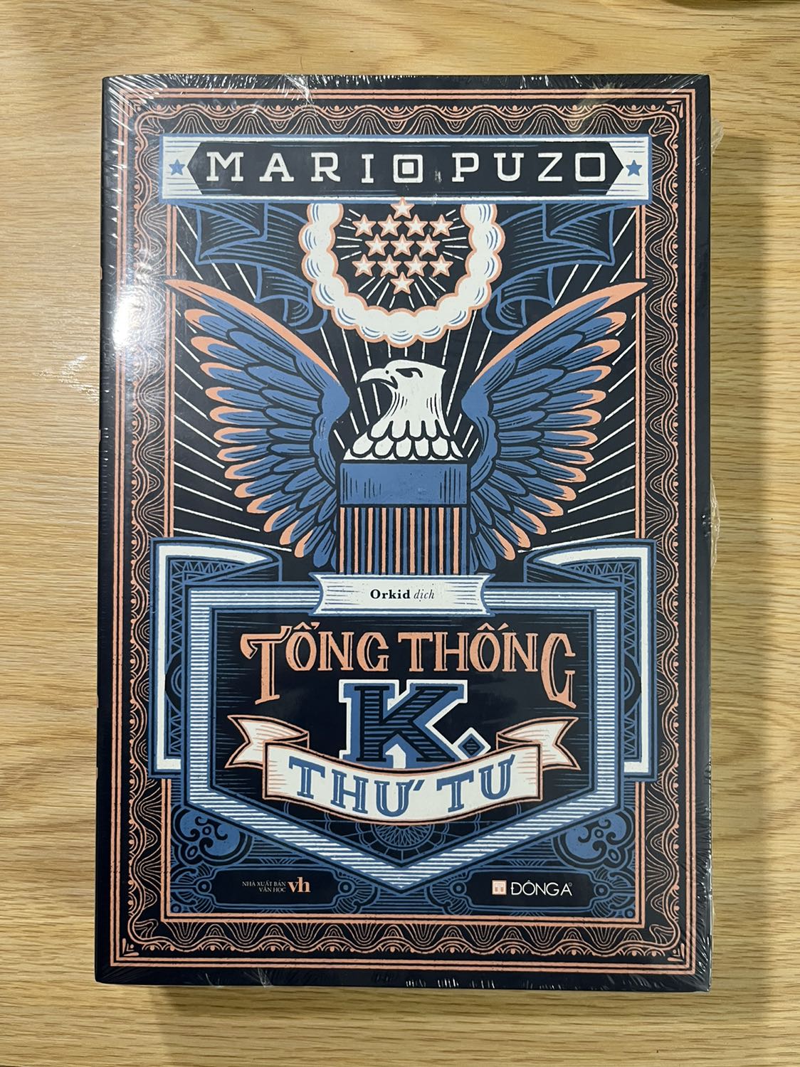 Sách của tác giả Bố Già thì khỏi phải bàn rồi. Ngóng mãi từ khi Đông A nhá hàng nên vừa ra lại giảm 35% nên mua ngay, sách thiết kế đẹp chỉ tiếc không có bản bìa cứng.