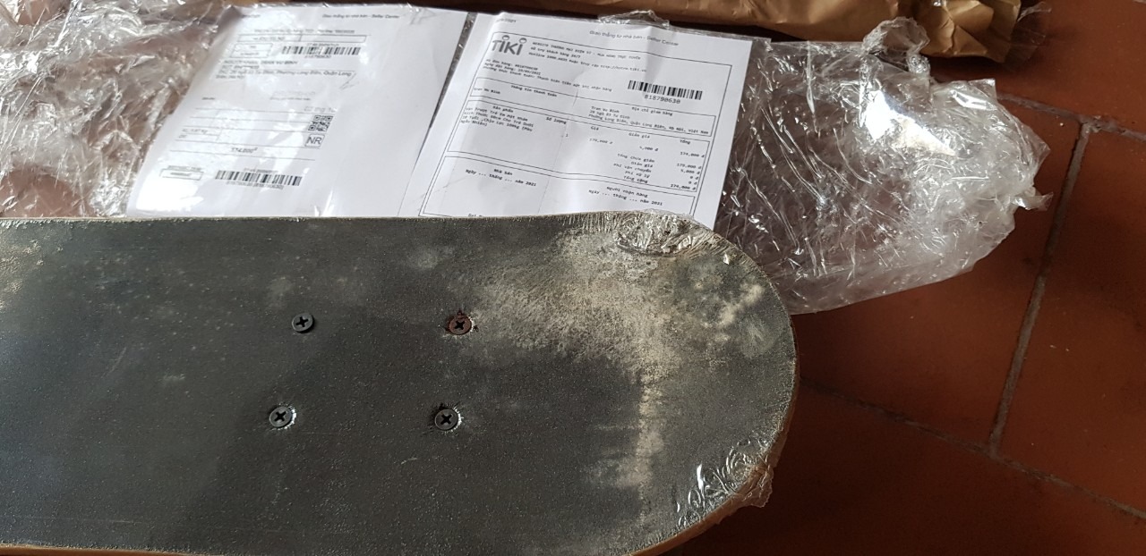 Shop Đại Nam Sport giao hàng cũ, mốc trắng.
Mặt chống nhám bị bong tróc ngay khi chạm vào.
Đang chờ Tiki xử lý đổi trả. (Nhân viên Tiki rất nhiệt tình, đánh giá cao!)