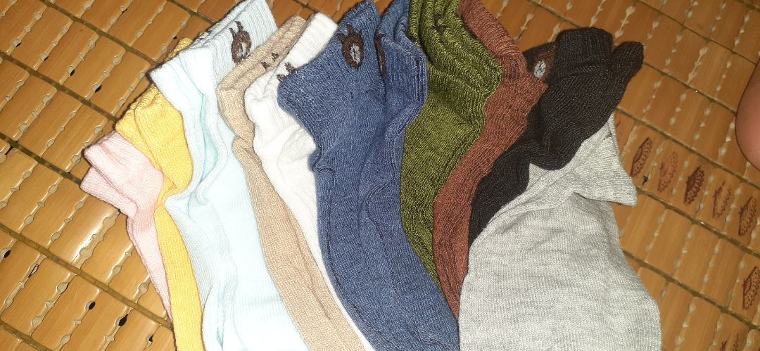 Kiểu dáng đẹp, 10 đôi 10 màu khác nhau, tuy nhiên hơi mỏng, đúng tiền nào của đó. mọi người có thể cân nhắc mua.