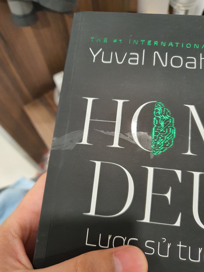 sách bị cấn móp, dính keo...không ảnh hưởng nội dung nhưng mình quý sách, nhìn vầy khó chịu, mình mua mới chứ phải sách cũ đâu.