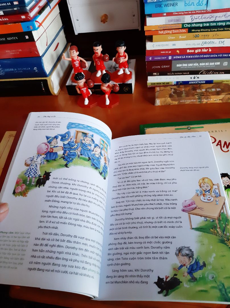 Sách đẹp ngoài sức tưởng tượng,  mới leng keng luôn, giấy trắng ,in màu 100%, rất xịn, đáng tiền lắm luôn. nên mua nè