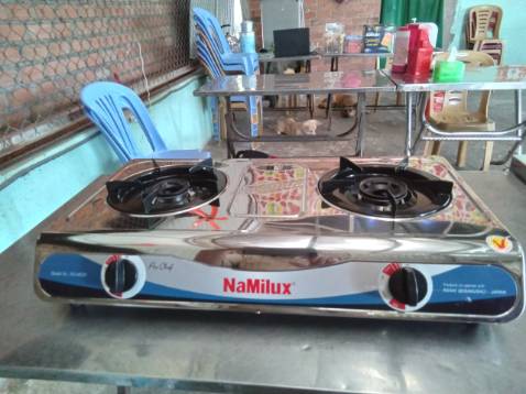 Đặt bếp mặt tráng men lại giao mặt inox, do nhà bán quán cần bếp thay thế gấp nên thôi dùng luôn không có thời gian đổi trả