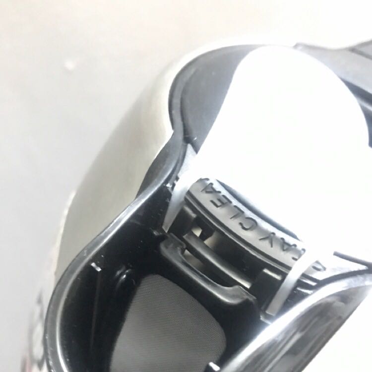 Sản phẩm đóng gói cẩn thận, 2 lớp thùng, có miếng chống sốc cố định sp nên rất yên tâm. Nhân viên giao hàng nhiệt tình. 
Lần đầu sd một máy làm sữa hạt nên mình không so sánh được độ ồn. Mình đã ngâm đậu trước khi xay, tiếng xay thì không ồn ào hơn một chiếc máy xay bình thường, kh có gì để phàn nàn.
Chất sữa mịn, làm theo tỉ lệ của công thức đi kèm rất ok, có độ sánh nhẹ, hài lòng.
Lưu ý: mỗi lần làm sữa chỉ đc có 1L thui. 
Tài liệu đi kèm hữu ích, thiết kế đẹp mắt, có điều quyển công thức chỉ có tiếng Anh và Thái. 
Quà gửi sau, khá lâu, không có thông báo gì làm mình phải liên hệ lại với tiki, đánh giá cao sự PH của tiki. Phần quà mình nhận là bình đun siêu tốc, mình hài lòng với thiết kế (thấy mực nước bên trong, có nắp đậy trên miệng bình, nút bấm nấu bật êm vl). Tóm chung hài lòng, sẽ giới thiệu cho bạn bè mua.