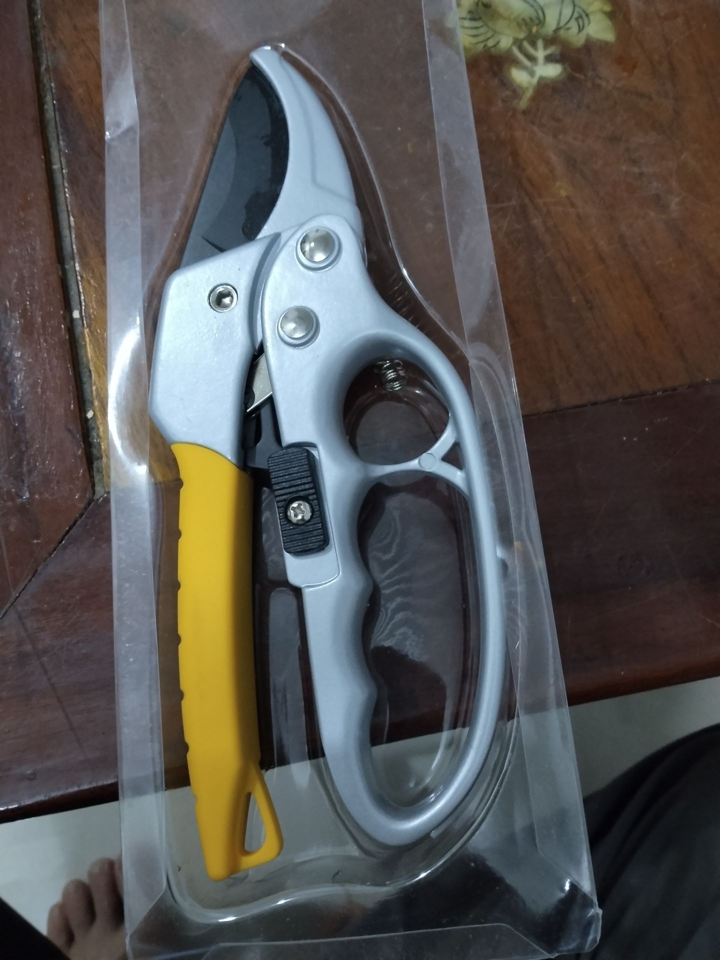 mua kéo cắt thịt gà mà lại đi giao kéo cắt cây