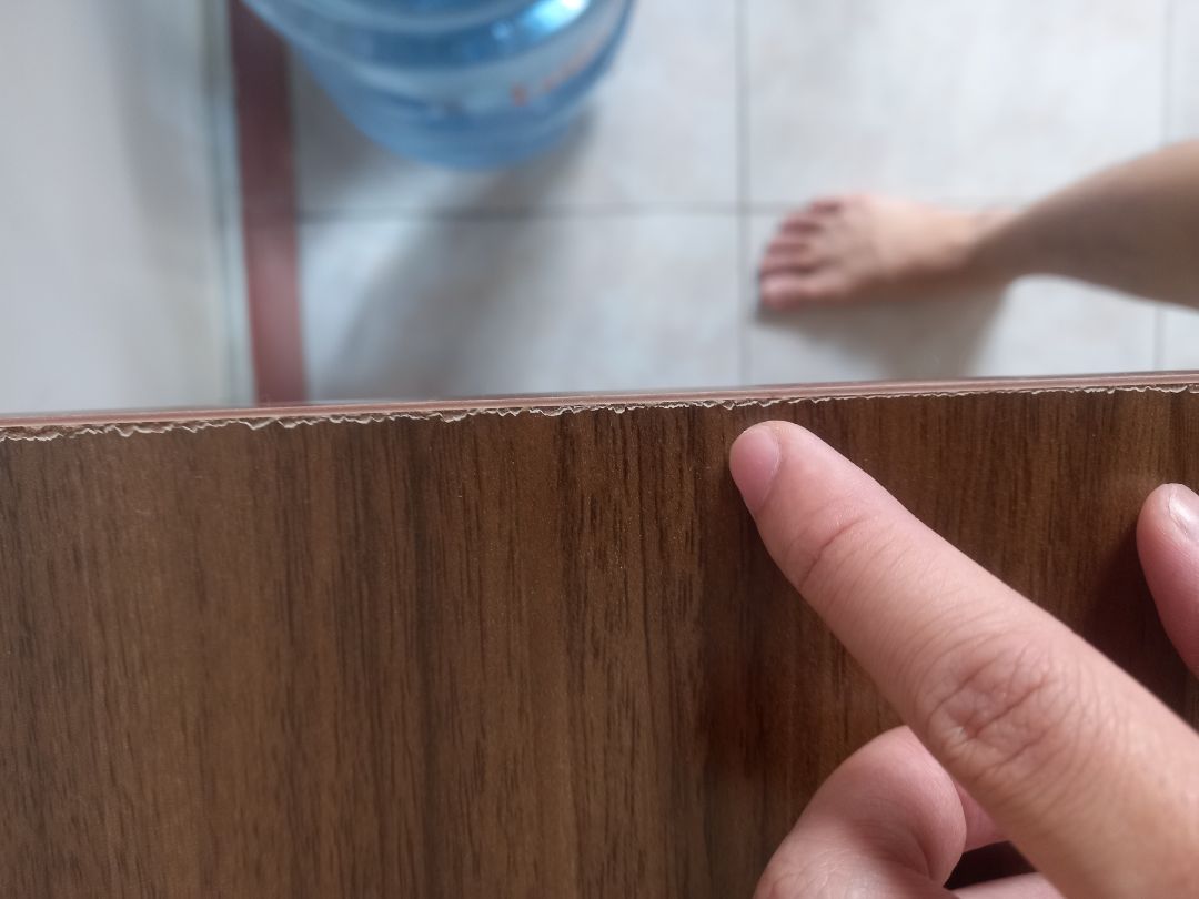 hàng giao nhanh, lắp khá tốn công vì không có hướng dẫn, lắp xong bị kênh một chút vì lỗ đục của 2 thanh dưới ko chuẩn, bàn không chắc chắn như trong hình,  nhỏ và khá thấp phù hợp người dưới m6, mng đã mua thì sẽ phải lựa ghế thấp thấp xíu. mép bàn xước nhiều