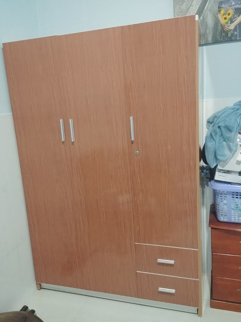 tủ đẹp,hài lòng nhưng tiki làm việc với shop lại vì giao tủ mà khóa lại kèm theo không có chìa khóa sao mở cửa tủ.