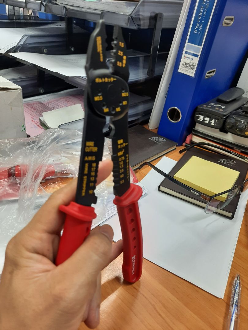 bề rộng kềm dày 3mm, hơi mỏng ko biết bấm cos dày có cong ko. kềm bóp chặt mà vẫn hở chỗ miệng bấm cos