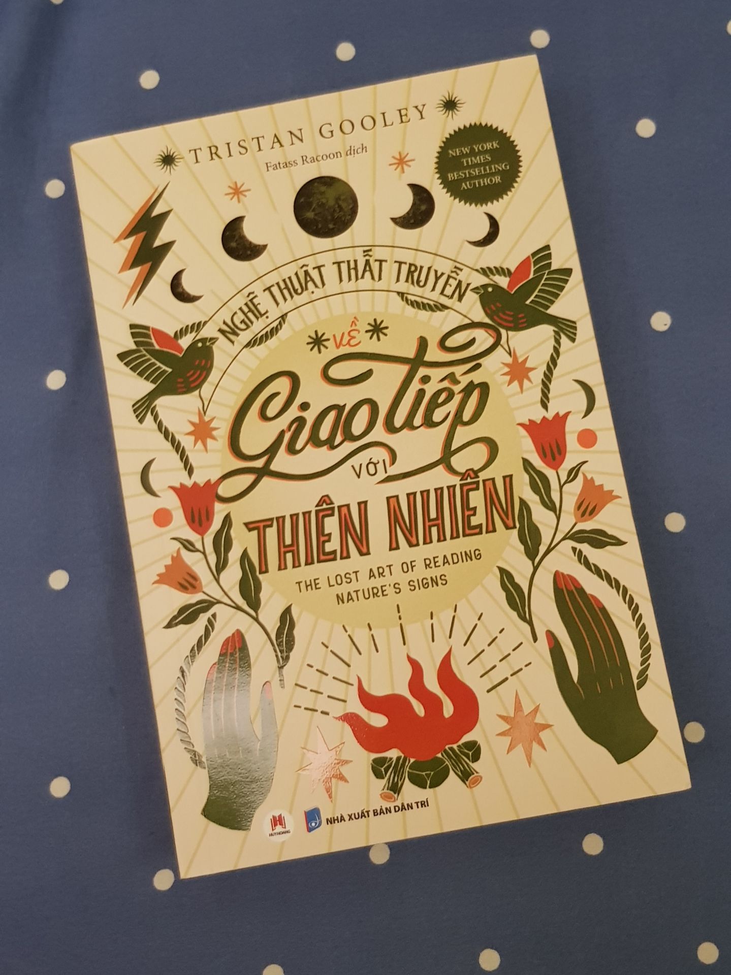 Thoạt nghe tên sách có vẻ thần bí nhưng kỳ thực lại là những kiến thức vô cùng kỳ thú và gần gũi đến không ngờ. Sách hướng dẫn chúng ta cách quan sát thiên nhiên, từ đó nhận ra những dấu hiệu giúp chúng ta tìm đường, dự đoán thời tiết, phân biệt các loại thực vật ăn được hay có độc. Đây thực sự là cuốn cẩm nang dành cho các Wanderlust tìm về và hòa mình vào với thiên nhiên.